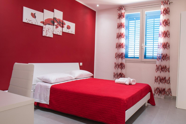Bedroom 2, L'isola del sole, Trapani
