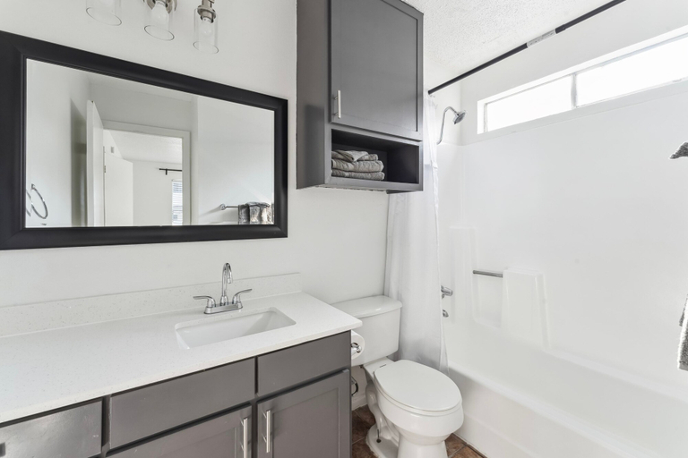 Bathroom, Prime Soco Cozy Studio w Laundrywifi 7 Min to DT, Travis