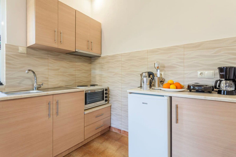 Room 4, Summer Rose Garden Getaway - A Step to the Beach, Peloponnese