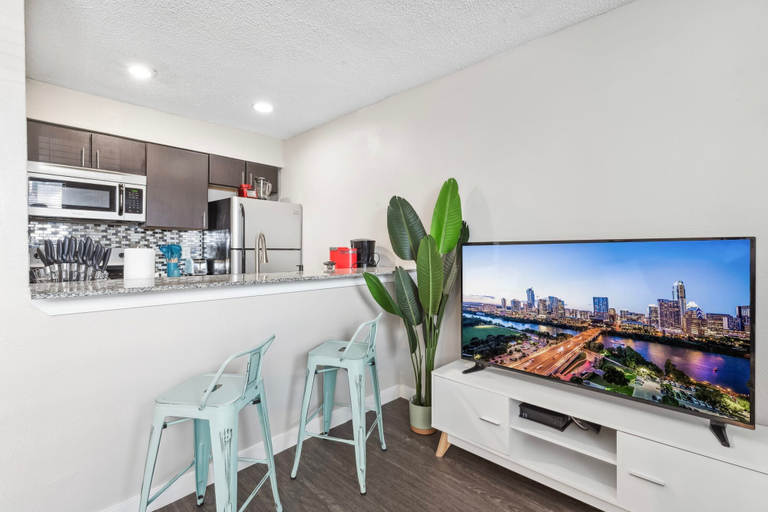 Private kitchen, Charming King Bed 1BR w Pool 5 Min to DT, Travis