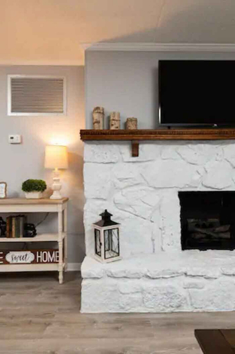 Room 3, Newly Renovated Modern Deco Pool Fireplace, Sevier