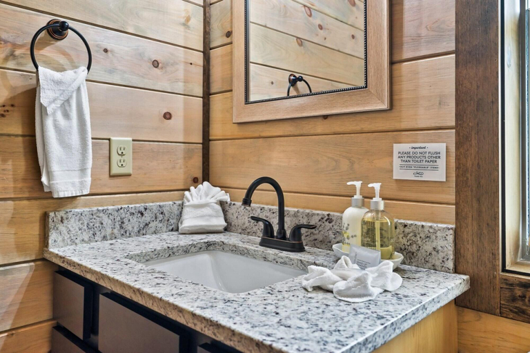 Room 4, Newly Built Amazing View Chalet Perfect Location, Sevier
