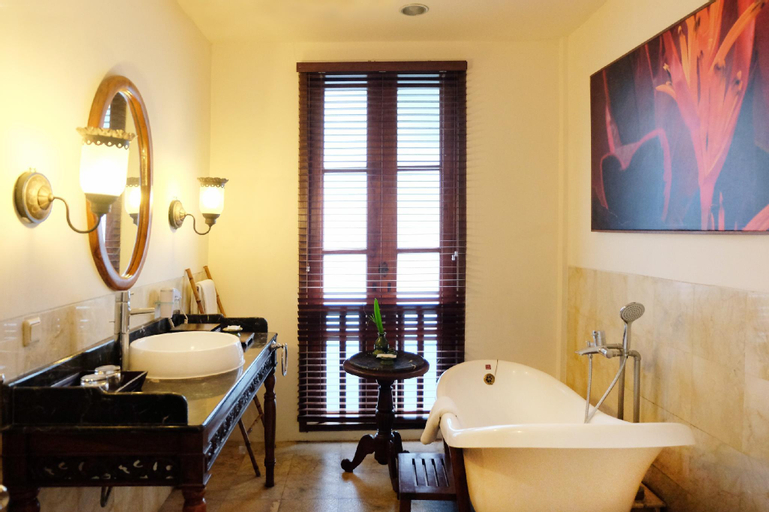 Bathroom 14