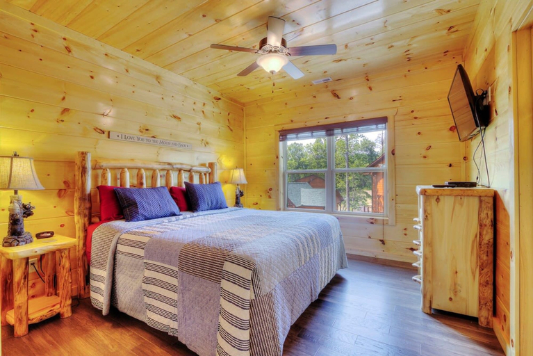 Room 2, 5 Master Suites 5 6bath Cabin 5 min to Gsmnp, Sevier