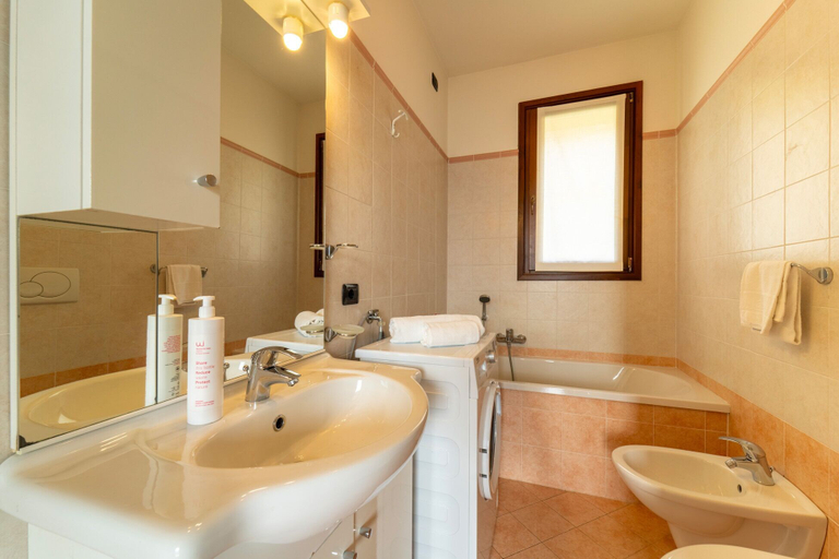 Bathroom 4, Willow Apartment with Lakeview, Como