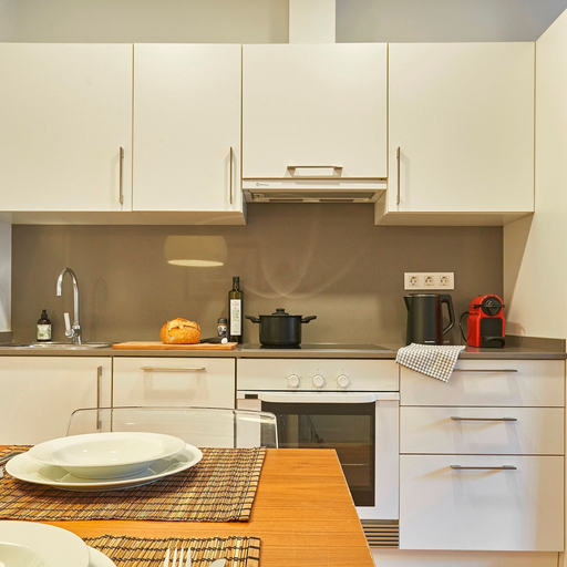 Room 5, Charming Modern Apt in Trendy Gracia 5PP by Myrentalhost, Barcelona