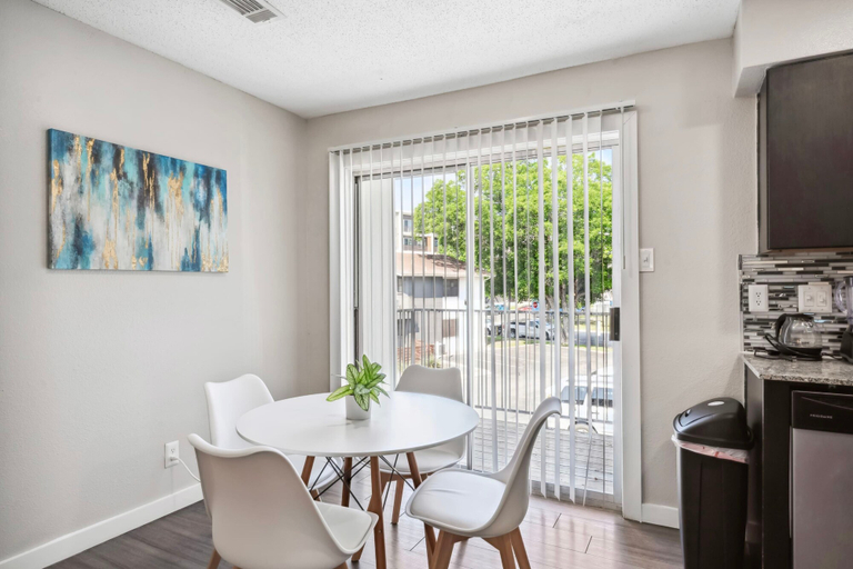 Room 2, Spacious and Fun King Bed 2BR w Pool 5 Min to DT, Travis