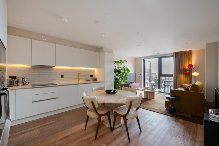 Room 3, Stylish City Flat With Private Balcony, London