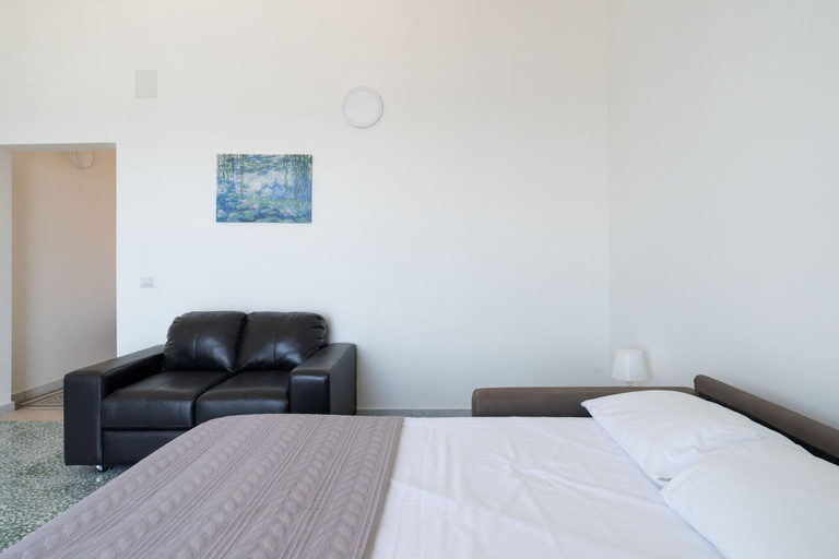 Room 5, The Sea Outside Apartment 02 by Wonderful Italy, Bari