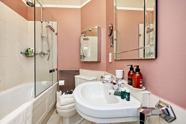 Bathroom, Westminster Retreat by Underthedoormat, London
