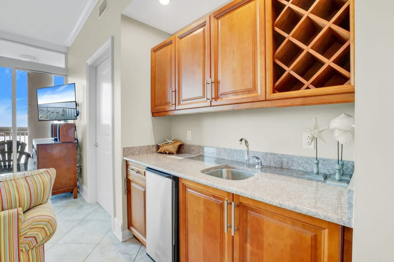 Room 4, Bel Sole 1102 Spacious Water View Beach Access, Baldwin