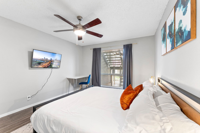 Bedroom 2, Soco 2BR Corner Suite w Pool King bed Fast Wifi, Travis