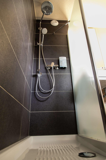 Bathroom 4, Campanile Toulouse Blagnac , Haute-Garonne