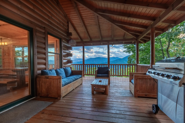 Room 3, Luxury 4200 Sqft Log Cabin on 50 Acres Sleeps 16, Haywood