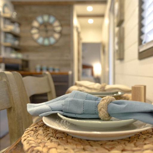 Room 2, The Shoreline Container Tiny Home 12 min to Magnolia Baylor, McLennan
