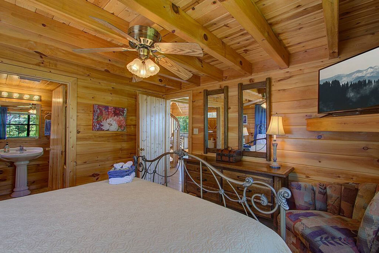 Room 4, A Stellar 2bed 2bath Minutes to Parkway, Sevier
