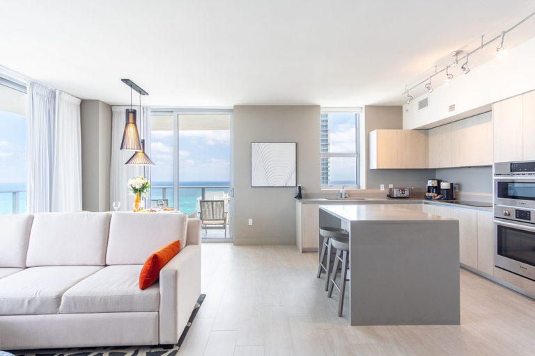 Room 1, Amazing Pools Luxury 2Br Front Ocean Bay View, Broward