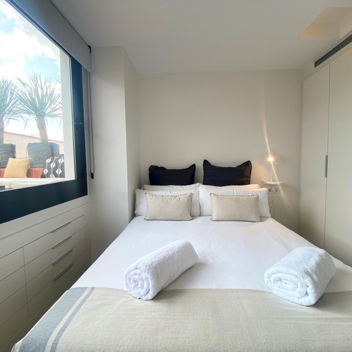 Room 4, Modern Penthouse With Views Near Paseo De Gracia By Myrentalhost, Barcelona
