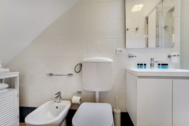 Bathroom 3, White Flowers by Wonderful Italy, Venezia