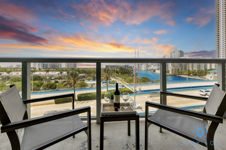 Room 4, Modern Resort Balcony Gym Amazing Pool, Broward