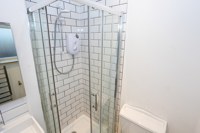 Bathroom 3, Modern Duplex Close to City Centre Old Trafford, Manchester