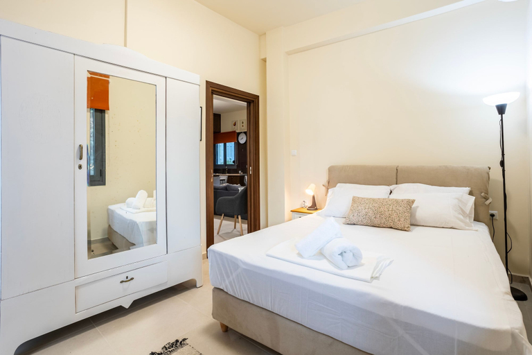 Room 3, Jeannette s Seaside Getaway - Kalamata Urban Gem, Peloponnese