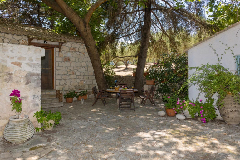 Room 4, Jianni's Villa - Stone Villa in the Greenery!!, Ionian Islands