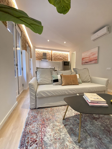 Room 5, C Latina 3 Izq in Madrid, Madrid