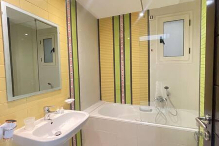 Room 5, Black White Modern Spacious, Bouhaira