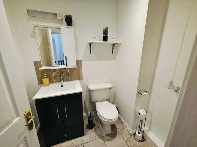 Bathroom 2, 4BR Modern Ormeau House, Belfast
