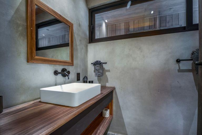 Room 5, NEW Modern Ocean Front Villa on Private Island
