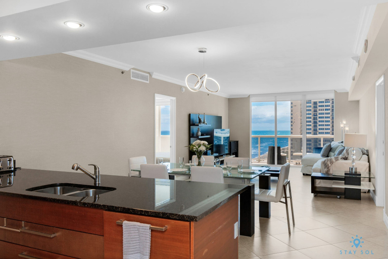 Room 4, Amazing View Beachfront Resort Luxury Amenities, Broward