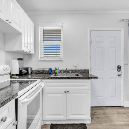 Room 2, Spectacular Ocean View Corner Apartment, Broward