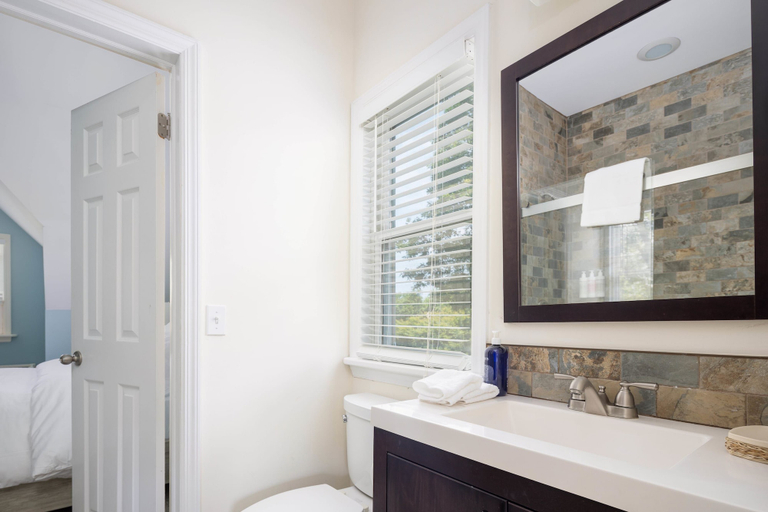 Room 4, Glendale by Rove 5BR w Outdoor Space Heated Pool, Suffolk
