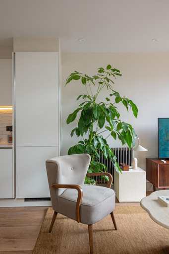 Room 2, Stylish City Flat With Private Balcony, London