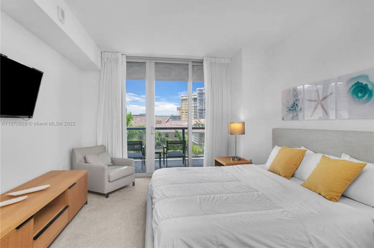 Room 3, Beautiful 2BR Balcony Pool Near Beach Fun, Broward
