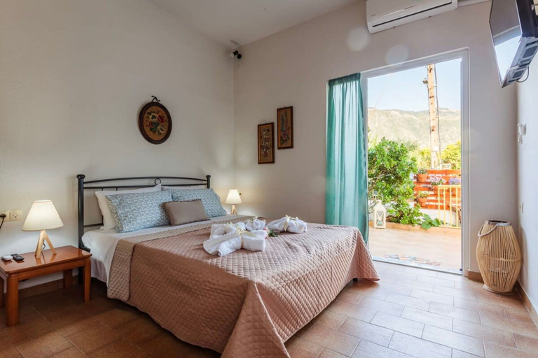 Room 3, Summer Rose Garden Getaway - A Step to the Beach, Peloponnese