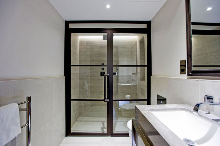 Bathroom 2, 2-bed Superior Apt 415, London