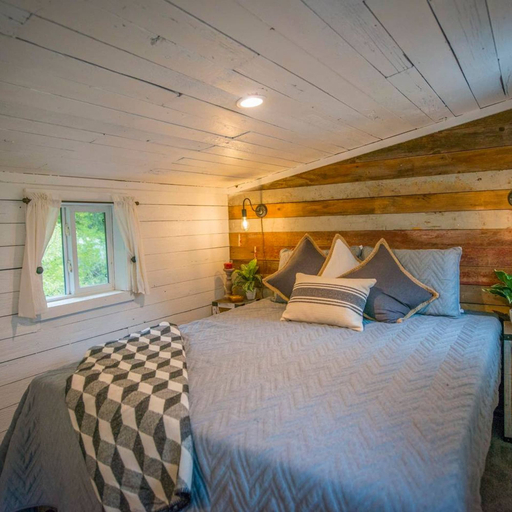 Room 5, Cozy Cabin Little Red Hen 12 min to Magnolia, McLennan