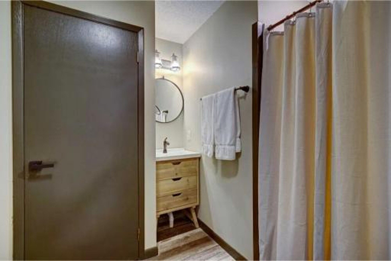 Bathroom, New Luxury Remodel Fire Pit Game Room Hot Tub, Sevier