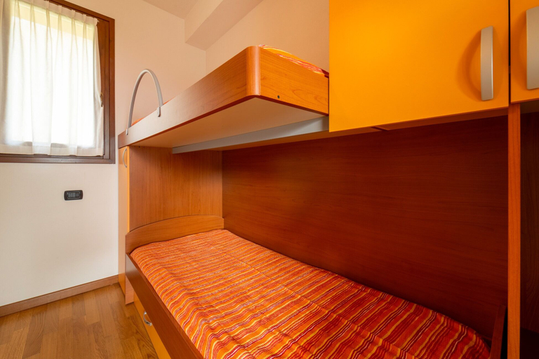 Bedroom 3, Willow Apartment with Lakeview, Como