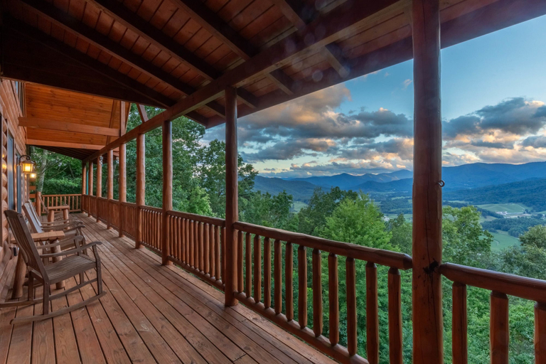 Room 5, Luxury 4200 Sqft Log Cabin on 50 Acres Sleeps 16, Haywood