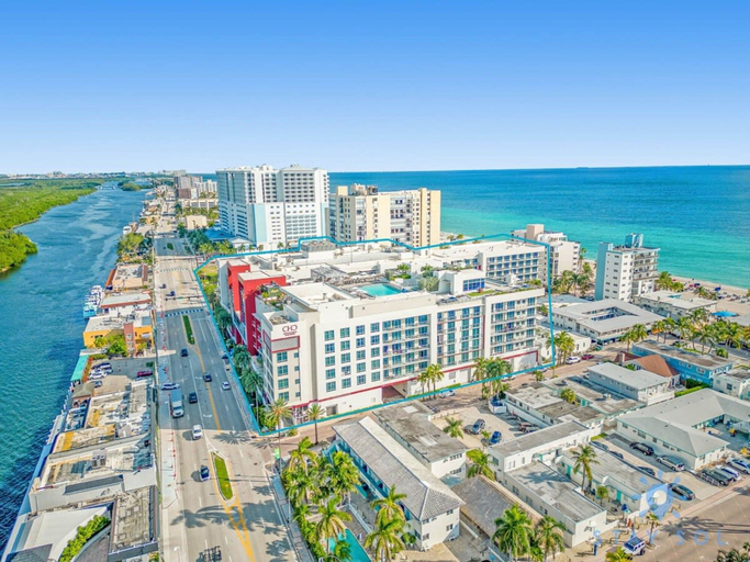 Room 5, Hollywood Studio Rooftop Pool, Broward