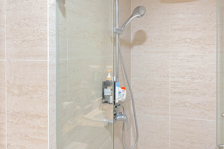 Bathroom 5, Cozy and Comfortable 1BR at Gold Coast Apartment By Travelio, Jakarta Utara