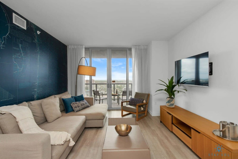 Room 2, Upper Condo Amazing Pool Balcony View, Broward