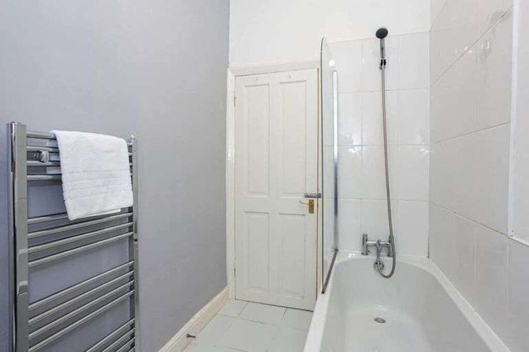 Bathroom 4, Spacious Cosy 2 Bedroom House by Bridgewater Canal, Salford