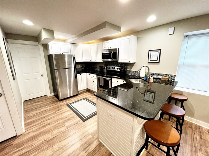 Room 2, Boardwalk- Large Modern Unit With King bed Fast Wifi Free Coffee and Easy Parking, New Castle