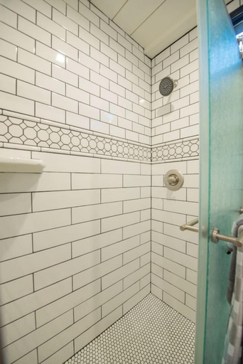 Bathroom 4, Stillwater House Tiny Container Home 12 min to Downtown Magnolia, McLennan
