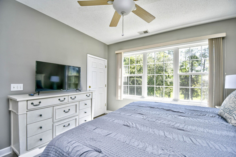 Room 3, Stylish Comfy Resort Gem Balcony Pool Parking, Horry