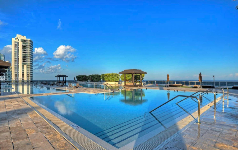 Room 1, Luxury High Resort Beautiful Views Amenities, Broward